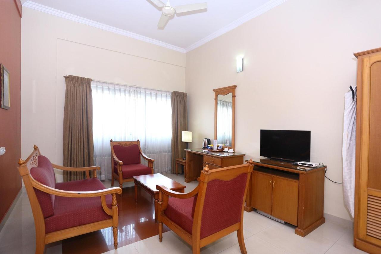 Capital O 45944 Club 7 Hotel Tiruvalla Ngoại thất bức ảnh